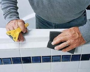 Как удалить герметик между ванной и плиткой?